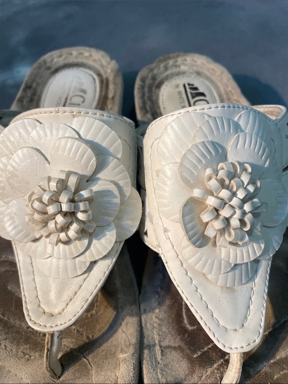 White Mountain White Floral Leather Thong Sandals | 8.5